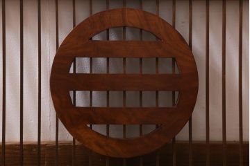 レトロ建具　引両紋(丸に三つ引き)　家紋が目を引くシンプルな縦桟の欄間(明かり取り、明り取り)(R-041206)