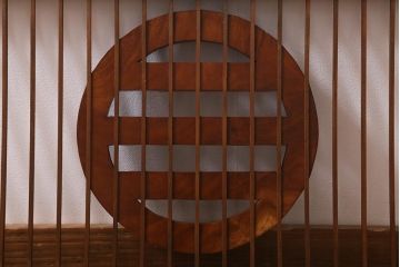 レトロ建具　引両紋(丸に三つ引き)　家紋が目を引くシンプルな縦桟の欄間(明かり取り、明り取り)(R-041206)