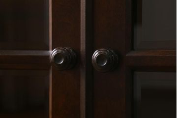 中古　北海道民芸家具　#138　シックな空間づくりにおすすめなサイドボード(サイドキャビネット、収納棚、戸棚)(R-041215)
