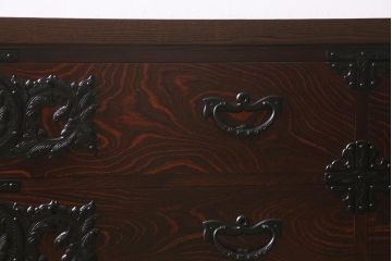 中古　伝統工芸　岩谷堂箪笥　天板リメイク・厚手栗無垢材　重厚かつ上品な佇まいのローチェスト(テレビボード、ローボード、引き出し)(R-041216)