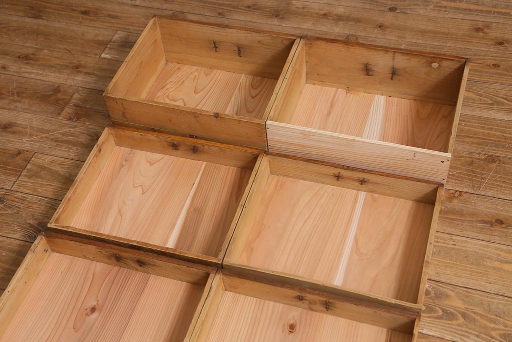 和製アンティーク家具　昭和初期　ヒノキ材　古い木のレトロな重ね戸棚(収納棚、食器棚、キャビネット)(R-041225)