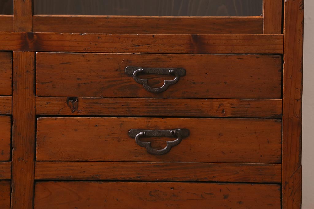 和製アンティーク家具　昭和初期　ヒノキ材　古い木のレトロな重ね戸棚(収納棚、食器棚、キャビネット)(R-041225)