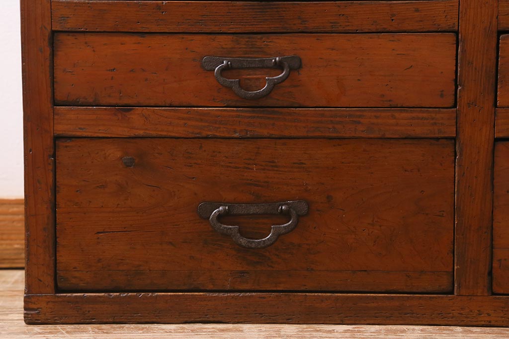 和製アンティーク家具　昭和初期　ヒノキ材　古い木のレトロな重ね戸棚(収納棚、食器棚、キャビネット)(R-041225)