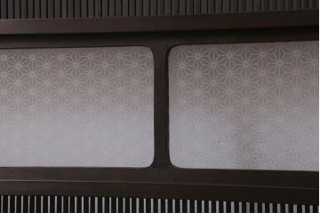 アンティーク建具　和製アンティーク　当店オリジナルガラス　昭和初期　整然と並ぶ格子が繊細な万本格子戸2枚セット(引き戸、建具)(R-041229)