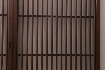 レトロ建具　昭和中期　和製アンティーク　ヒノキ材　上品な佇まいの格子戸2枚セット(建具、引き戸、玄関戸)(R-041239)注・こちらの商品はガラスは入っていません。
