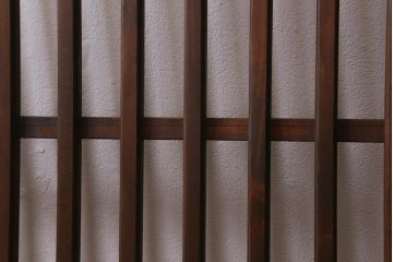 レトロ建具　昭和中期　和製アンティーク　ヒノキ材　上品な佇まいの格子戸2枚セット(建具、引き戸、玄関戸)(R-041239)注・こちらの商品はガラスは入っていません。