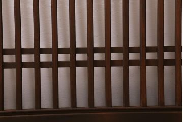 レトロ建具　昭和中期　和製アンティーク　ヒノキ材　上品な佇まいの格子戸2枚セット(建具、引き戸、玄関戸)(R-041239)注・こちらの商品はガラスは入っていません。