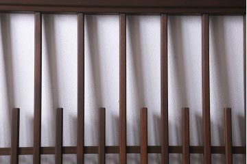 レトロ建具　昭和中期　和製アンティーク　ヒノキ材　上品な佇まいの格子戸2枚セット(建具、引き戸、玄関戸)(R-041239)注・こちらの商品はガラスは入っていません。