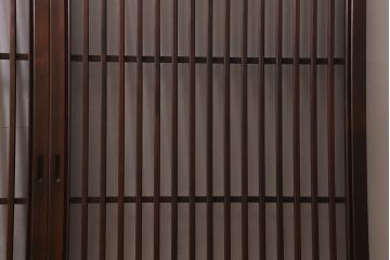 レトロ建具　昭和中期　和製アンティーク　ヒノキ材　上品な佇まいの格子戸2枚セット(建具、引き戸、玄関戸)(R-041239)注・こちらの商品はガラスは入っていません。