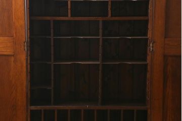 アンティーク家具　イギリスアンティーク　オーク材製　洗練された佇まいが魅力的な収納棚(戸棚、本箱、書庫)(R-041245)