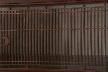 ビンテージ建具　両面ガラス入り　組子　細かい格子に流水模様が組み込まれた上品な筬欄間(オサランマ、明り取り、明かり取り)(R-041254)