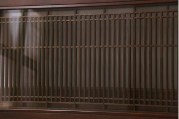 ビンテージ建具　両面ガラス入り　組子　細かい格子に流水模様が組み込まれた上品な筬欄間(オサランマ、明り取り、明かり取り)(R-041254)
