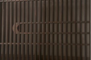 ビンテージ建具　両面ガラス入り　組子　細かい格子に流水模様が組み込まれた上品な筬欄間(オサランマ、明り取り、明かり取り)(R-041255)