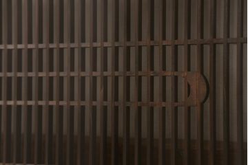ビンテージ建具　両面ガラス入り　組子　細かい格子に流水模様が組み込まれた上品な筬欄間(オサランマ、明り取り、明かり取り)(R-041255)