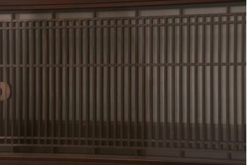 ビンテージ建具　両面ガラス入り　組子　細かい格子に流水模様が組み込まれた上品な筬欄間(オサランマ、明り取り、明かり取り)(R-041255)