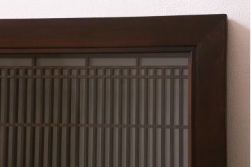 ビンテージ建具　両面ガラス入り　組子　細かい格子に流水模様が組み込まれた上品な筬欄間(オサランマ、明り取り、明かり取り)(R-041255)
