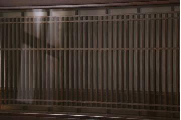 ビンテージ建具　両面ガラス入り　組子　細かい格子に流水模様が組み込まれた上品な筬欄間(オサランマ、明り取り、明かり取り)(R-041255)