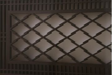 ビンテージ建具　両面ガラス入り　細かい格子と松皮菱文様の組子が優美な欄間(明り取り、明かり取り)(R-041256)