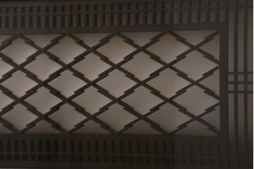 ビンテージ建具　両面ガラス入り　細かい格子と松皮菱文様の組子が優美な欄間(明り取り、明かり取り)(R-041256)