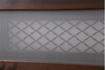 ビンテージ建具　両面ガラス入り　細かい格子と松皮菱文様の組子が優美な欄間(明り取り、明かり取り)(R-041256)