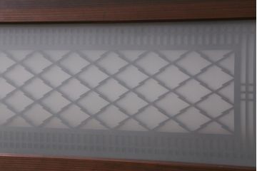 ビンテージ建具　両面ガラス入り　細かい格子と松皮菱文様の組子が優美な欄間(明り取り、明かり取り)(R-041256)