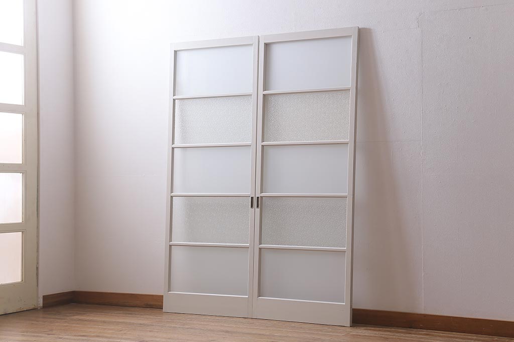 ヴィンテージ建具　レトロ　ダイヤガラス・すりガラス　清潔感漂うホワイトペイントのガラス戸2枚セット　(R-041266)