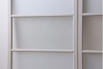 ヴィンテージ建具　レトロ　ダイヤガラス・すりガラス　清潔感漂うホワイトペイントのガラス戸2枚セット　(R-041266)