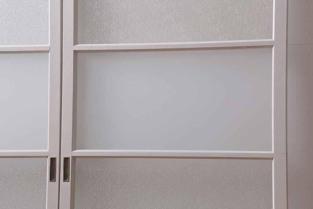 ヴィンテージ建具　レトロ　ダイヤガラス・すりガラス　清潔感漂うホワイトペイントのガラス戸2枚セット　(R-041266)