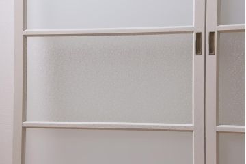 ヴィンテージ建具　レトロ　ダイヤガラス・すりガラス　清潔感漂うホワイトペイントのガラス戸2枚セット　(R-041266)