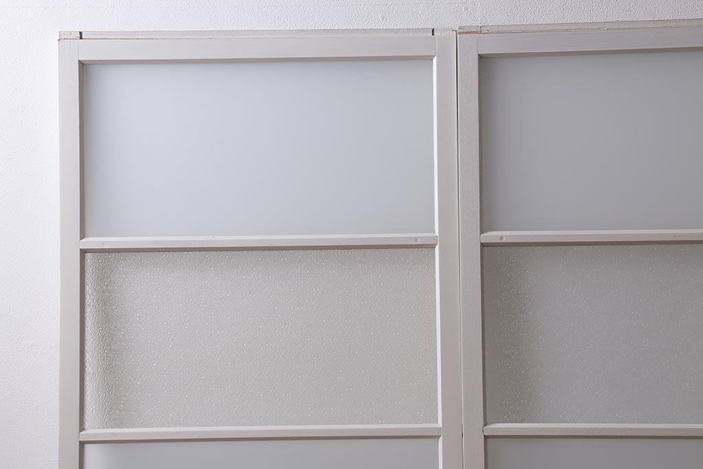 ヴィンテージ建具　レトロ　ダイヤガラス・すりガラス　清潔感漂うホワイトペイントのガラス戸2枚セット　(R-041266)