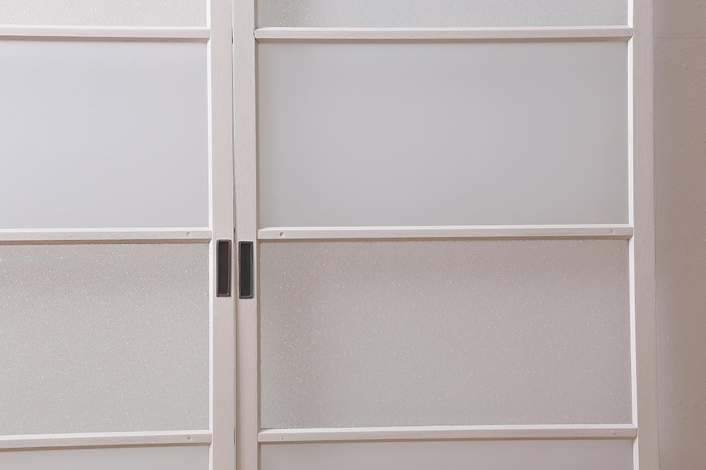 ヴィンテージ建具　レトロ　ダイヤガラス・すりガラス　清潔感漂うホワイトペイントのガラス戸2枚セット　(R-041266)