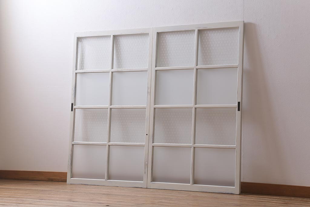 アンティーク建具　和製アンティーク　当店オリジナルガラス　麻の葉・すりガラス　シャビーなペイントが魅力的なガラス戸2枚セット　(R-041270)