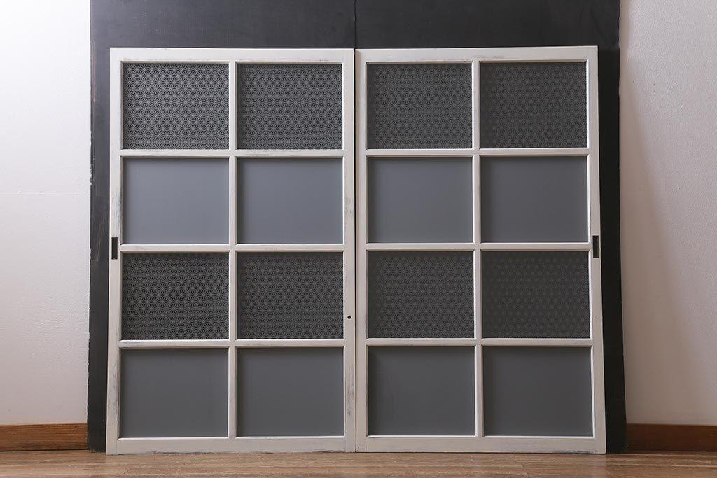 アンティーク建具　和製アンティーク　当店オリジナルガラス　麻の葉・すりガラス　シャビーなペイントが魅力的なガラス戸2枚セット　(R-041270)