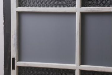 アンティーク建具　和製アンティーク　当店オリジナルガラス　麻の葉・すりガラス　シャビーなペイントが魅力的なガラス戸2枚セット　(R-041270)