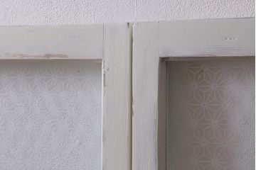 アンティーク建具　和製アンティーク　当店オリジナルガラス　麻の葉・すりガラス　シャビーなペイントが魅力的なガラス戸2枚セット　(R-041270)