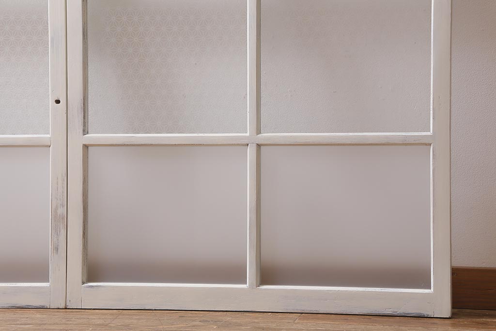 アンティーク建具　和製アンティーク　当店オリジナルガラス　麻の葉・すりガラス　シャビーなペイントが魅力的なガラス戸2枚セット　(R-041270)