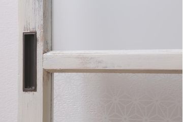 アンティーク建具　和製アンティーク　当店オリジナルガラス　麻の葉・すりガラス　シャビーなペイントが魅力的なガラス戸2枚セット　(R-041270)