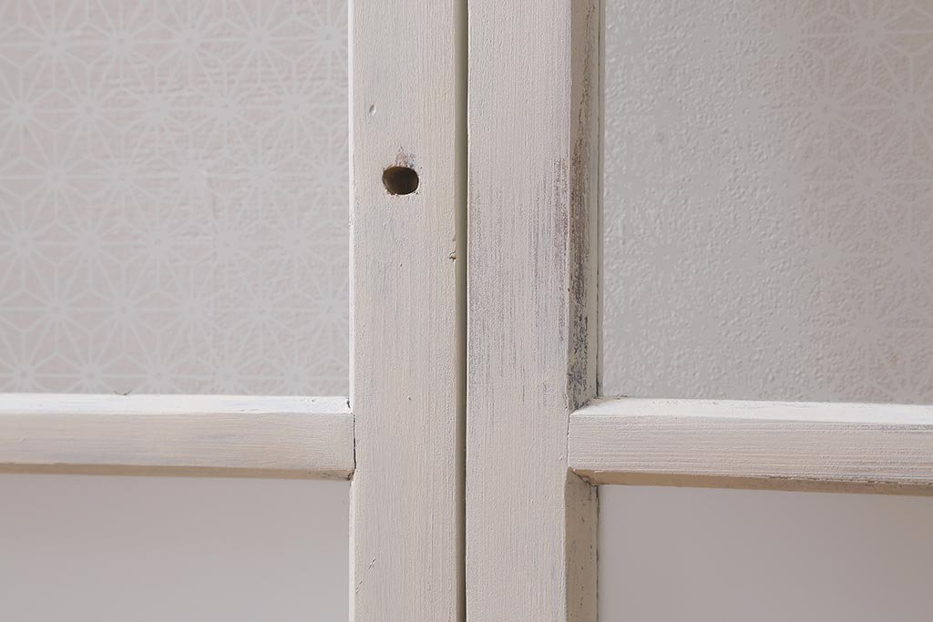 アンティーク建具　和製アンティーク　当店オリジナルガラス　麻の葉・すりガラス　シャビーなペイントが魅力的なガラス戸2枚セット　(R-041270)