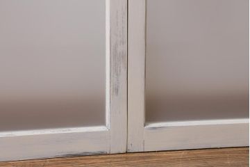 アンティーク建具　和製アンティーク　当店オリジナルガラス　麻の葉・すりガラス　シャビーなペイントが魅力的なガラス戸2枚セット　(R-041270)