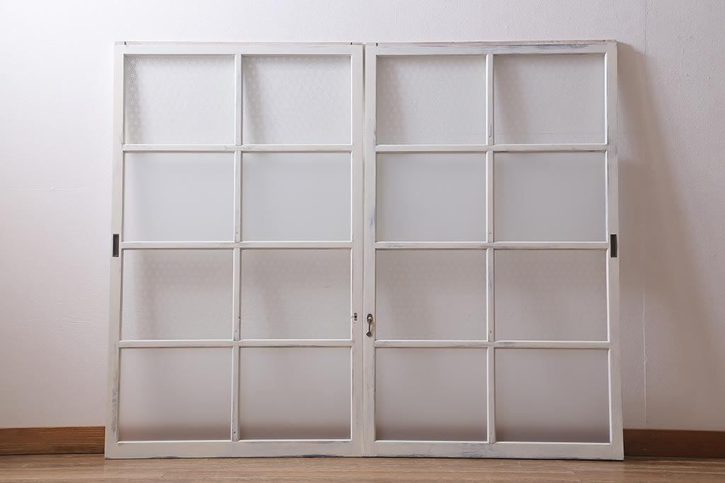 アンティーク建具　和製アンティーク　当店オリジナルガラス　麻の葉・すりガラス　シャビーなペイントが魅力的なガラス戸2枚セット　(R-041270)