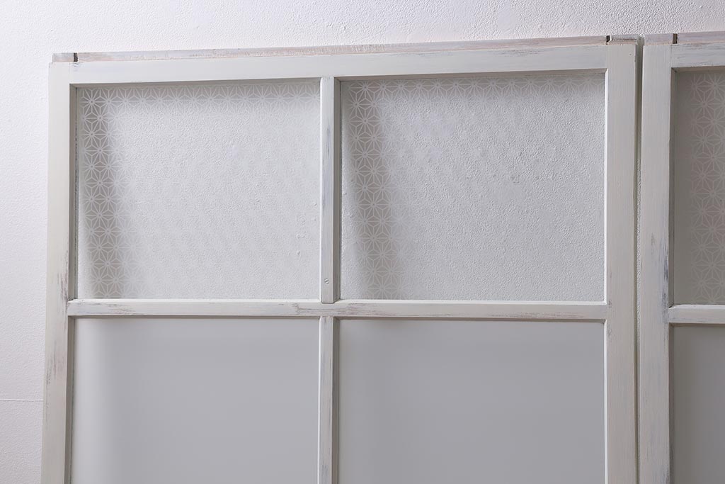 アンティーク建具　和製アンティーク　当店オリジナルガラス　麻の葉・すりガラス　シャビーなペイントが魅力的なガラス戸2枚セット　(R-041270)