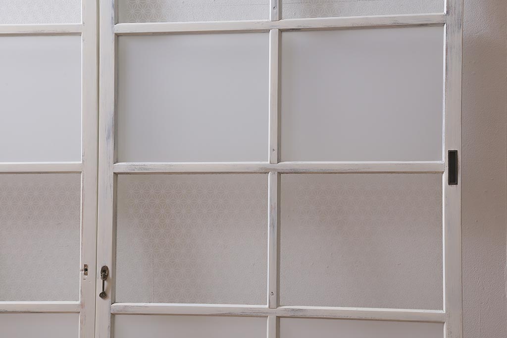 アンティーク建具　和製アンティーク　当店オリジナルガラス　麻の葉・すりガラス　シャビーなペイントが魅力的なガラス戸2枚セット　(R-041270)