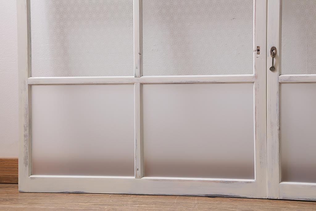 アンティーク建具　和製アンティーク　当店オリジナルガラス　麻の葉・すりガラス　シャビーなペイントが魅力的なガラス戸2枚セット　(R-041270)