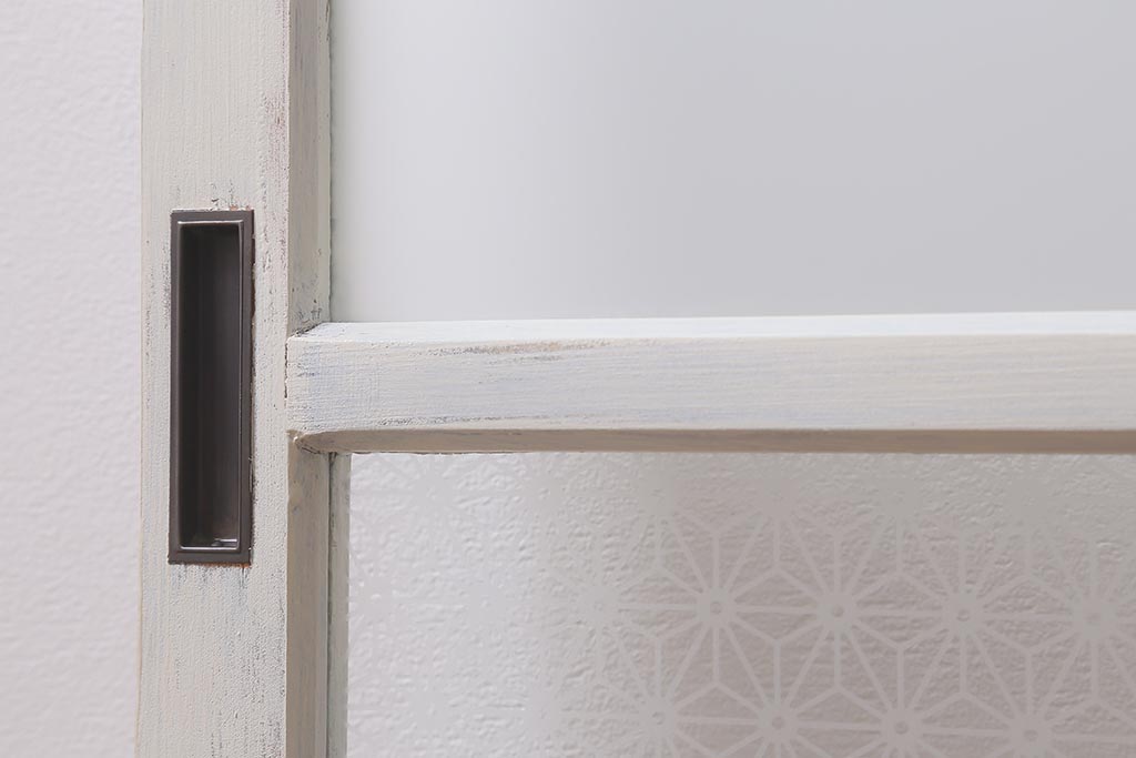 アンティーク建具　和製アンティーク　当店オリジナルガラス　麻の葉・すりガラス　シャビーなペイントが魅力的なガラス戸2枚セット　(R-041270)