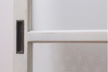 アンティーク建具　和製アンティーク　当店オリジナルガラス　麻の葉・すりガラス　シャビーなペイントが魅力的なガラス戸2枚セット　(R-041270)