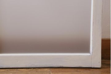 アンティーク建具　和製アンティーク　当店オリジナルガラス　麻の葉・すりガラス　シャビーなペイントが魅力的なガラス戸2枚セット　(R-041270)