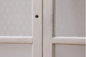 アンティーク建具　和製アンティーク　当店オリジナルガラス　麻の葉・すりガラス　シャビーなペイントが魅力的なガラス戸2枚セット(引き戸、建具)(R-041270)