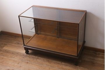 アンティーク家具　イギリスアンティーク　洗練された佇まいが魅力のガラスケース(ショーケース、陳列棚、飾り棚)(R-041273)