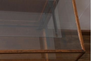 アンティーク家具　イギリスアンティーク　洗練された佇まいが魅力のガラスケース(ショーケース、陳列棚、飾り棚)(R-041273)