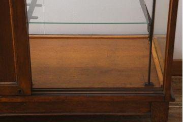 アンティーク家具　イギリスアンティーク　洗練された佇まいが魅力のガラスケース(ショーケース、陳列棚、飾り棚)(R-041273)